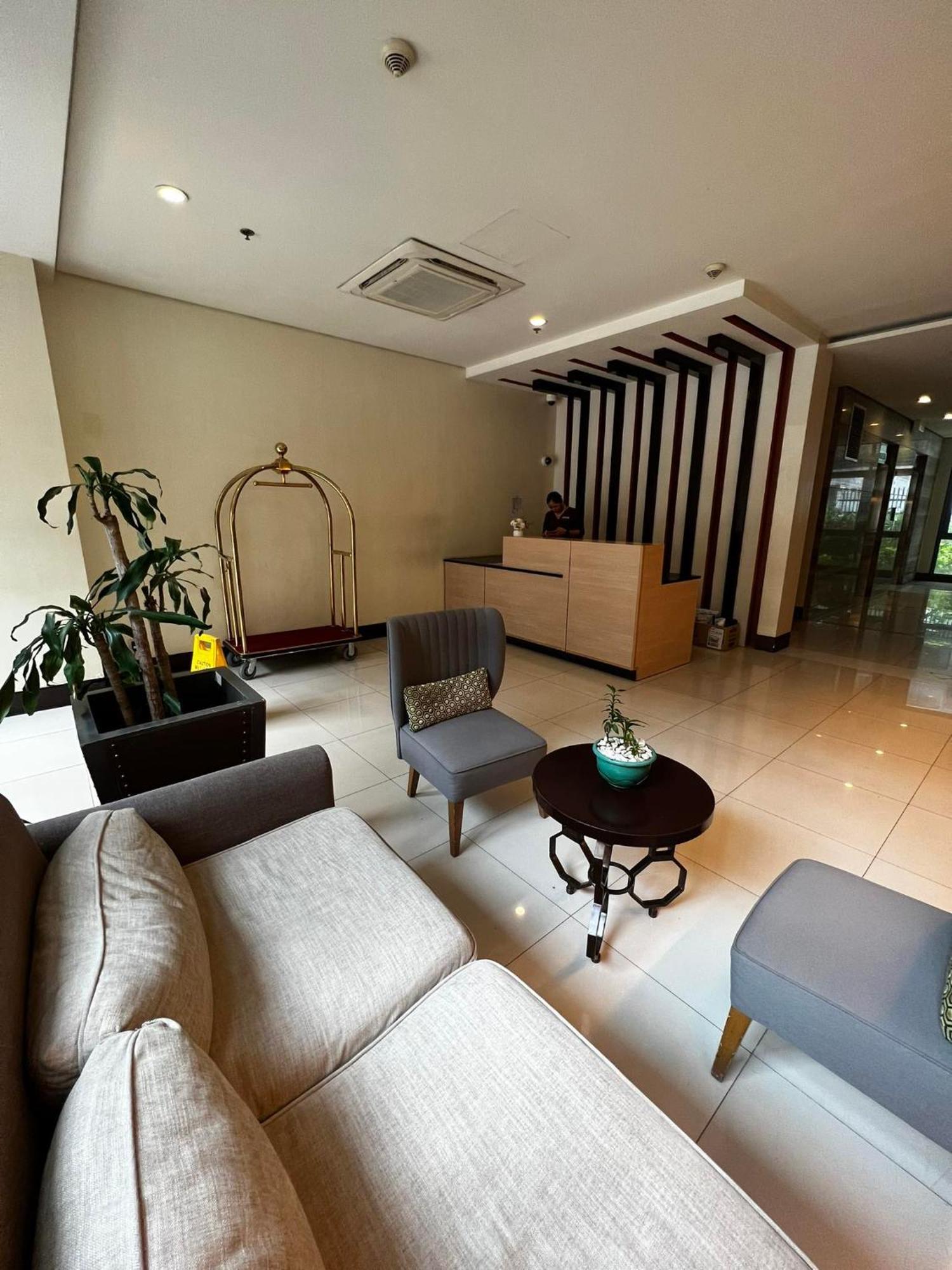 Two Palm Tree Villas Condominium - Studio 8Th Fl With Balcony - Across Terminal 3 Airport Pasay Exterior photo