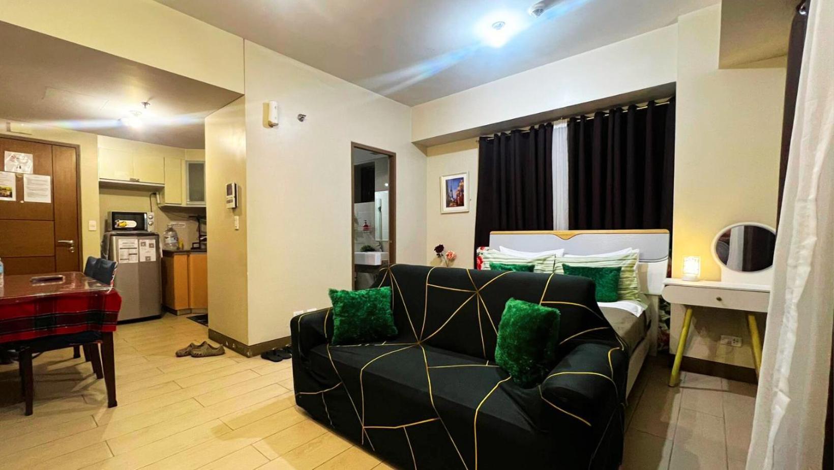 Two Palm Tree Villas Condominium - Studio 8Th Fl With Balcony - Across Terminal 3 Airport Pasay Exterior photo